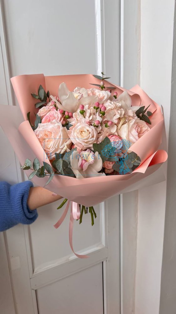 Букет цветов Сочный и яркий Букет цветов из: Розы и Орхидеи